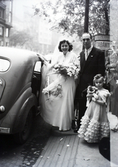 Magyarország, Budapest VII., Dohány utca, háttérben a Károly körút (Somogyi Béla út), a felvétel a zsinagóga előtt készült., 1948, Hámori Gyula, Budapest, kislány, autóba szállás, Fortepan #105482