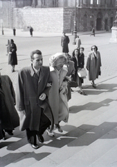 Magyarország, Budapest V., Szent István tér, a felvétel a Szent István-bazilika főbejárata előtt készült., 1948, Hámori Gyula, Budapest, kart karba öltve, Fortepan #105489