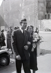 Magyarország, Budapest V., Szent István tér, a felvétel a Szent István-bazilika főbejárata előtt készült., 1948, Hámori Gyula, Budapest, kart karba öltve, Fortepan #105491