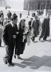 Magyarország, Budapest V., Szent István tér, a felvétel a Szent István-bazilika főbejárata előtt készült., 1948, Hámori Gyula, Budapest, kart karba öltve, Fortepan #105492