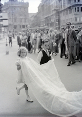 Magyarország, Budapest V., Ferenciek tere a Belvárosi Ferences templom előtt, háttérben az ekkori Apponyi tér., 1947, Hámori Gyula, Budapest, koszorúslány, esküvő, bámészkodás, fátyol, Fortepan #105498