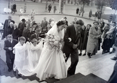 Magyarország, Városliget, Budapest XIV., a felvétel a Regnum Marianum templom főbejárata előtt készült., 1948, Hámori Gyula, Budapest, koszorúslány, menyasszony, vőlegény, násznép, Fortepan #105501