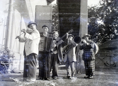 Magyarország, Városliget, Budapest XIV., bohócok a Fővárosi Nagycirkusz udvarán., 1949, Hámori Gyula, hangszer, zenekar, hegedű, tangóharmonika, gitár, bohóc, Budapest, Fortepan #105503