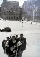 Magyarország, Budapest V., Szent István tér, a felvétel a Szent István-bazilika főbejárata előtt készült, szemben a Sas utca., 1949, Hámori Gyula, Budapest, esküvő, virág, Fortepan #105516