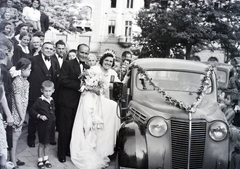 Magyarország, Budapest IX., Bakáts tér, a felvétel az Assisi Szent Ferenc-templom előtt készült., 1948, Hámori Gyula, Budapest, autóba szállás, Renault Juvaquatre, taxi, Fortepan #105518