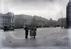 Magyarország, Budapest V., Kossuth Lajos tér., 1933, Kurutz Márton, forgalom, magyar gyártmány, csoportkép, utcakép, taxi, lámpaoszlop, MÁG-márka, MÁG Magotax, Budapest, Fortepan #10552