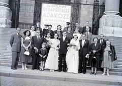 Magyarország, Budapest V., Szent István tér, a Szent István-bazilika főbejárata., 1948, Hámori Gyula, Budapest, esküvő, csoportkép, Fortepan #105527