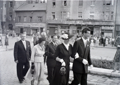 Magyarország, Budapest IX., Bakáts tér az Assisi Szent Ferenc-templom előtt, balra a Ráday utca., 1949, Hámori Gyula, Budapest, esküvő, menyasszony, vőlegény, násznép, Fortepan #105530