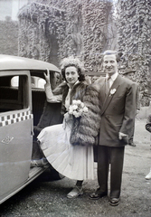 Magyarország, Budapest VII., Dohány utca, a felvétel a zsinagóga udvarán készült., 1947, Hámori Gyula, taxi, Budapest, MOGÜRT-szervezet, autóba szállás, menyasszony, vőlegény, Fortepan #105535