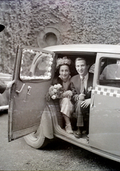 Magyarország, Budapest VII., Dohány utca, a felvétel a zsinagóga udvarán készült., 1947, Hámori Gyula, taxi, Budapest, menyasszony, automobil, vőlegény, Fortepan #105536