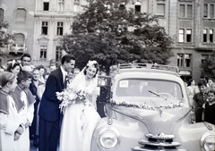 Magyarország, Budapest IX., Bakáts tér, a felvétel az Assisi Szent Ferenc-templom előtt készült., 1949, Hámori Gyula, taxi, Skoda 1101/1102 Tudor, Budapest, autóba szállás, ministráns, Fortepan #105540