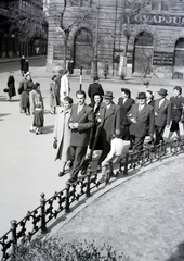 Magyarország, Budapest V., Szent István tér - Hercegprímás (Wekerle Sándor) utca sarok a Szent István-bazilika elöl nézve., 1949, Hámori Gyula, Budapest, hölgy, úriember, esküvő, kisfiú, bámészkodás, Fortepan #105548