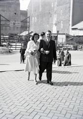 Magyarország, Budapest V., Szent István tér, a felvétel a Szent István-bazilika főbejárata előtt készült. Háttérben a metróépítés területe., 1951, Hámori Gyula, esküvő, utcakép, menyasszony, keramit, Budapest, Fortepan #105550