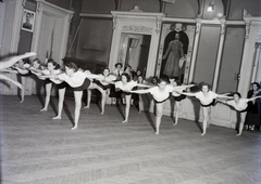 Magyarország, Budapest V., Sütő utca 1., a Deák Téri Evangélikus Gimnázium díszterme., 1950, Hámori Gyula, parketta, Budapest, tornásznő, Illésházy István-ábrázolás, Fortepan #105566