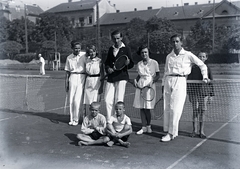 Magyarország, Budapest II., Széll Kálmán téri teniszpályán., 1933, Kurutz Márton, sport, csoportkép, tenisz, teniszpálya, labdaszedő, Budapest, Fortepan #10557