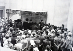 Magyarország, Budapest VII., a Kazinczy utcai orthodox központ udvara, hüpe (menyegzői baldachin) a zsinagógánál., 1949, Hámori Gyula, zsidóság, Budapest, héber írás, hüpe, Dávid csillag, Fortepan #105574