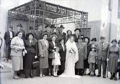 Magyarország, Budapest VII., a Kazinczy utcai orthodox központ udvara, hüpe (menyegzői baldachin) a zsinagógánál. Körben a héber felirat: "A vőlegény hangja - a vígság és öröm hangja - a mennyasszony hangja.", 1949, Hámori Gyula, zsidóság, Budapest, héber írás, hüpe, Dávid csillag, Fortepan #105577