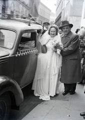 Magyarország, Budapest VII., Kazinczy utca, a felvétel a zsinagóga előtt készült., 1949, Hámori Gyula, taxi, Budapest, autóba szállás, Fortepan #105578