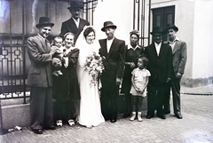 Magyarország, Budapest VII., a Kazinczy utcai orthodox központ udvara, hüpe (menyegzői baldachin) a zsinagógánál., 1946, Hámori Gyula, zsidóság, Budapest, hüpe, mosoly, Fortepan #105602