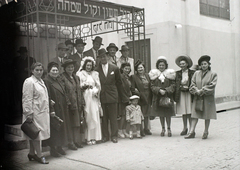 Magyarország, Budapest VII., a Kazinczy utcai orthodox központ udvara, hüpe (menyegzői baldachin) a zsinagógánál., 1946, Hámori Gyula, zsidóság, Budapest, héber írás, hüpe, Dávid csillag, Fortepan #105604