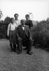 1943, Archiv für Zeitgeschichte ETH Zürich / Agnes Hirschi, Carl Lutz, family, tableau, suspenders, bow tie, Fortepan #105621