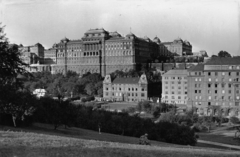 Hungary, Tabán, Budapest I., kilátás a Királyi Palota (később Budavári Palota) felé. A villamos az Attila úton (körút) a Királyi Testőrség épülete előtt halad el. A kép jobb szélén a Bethlen-udvar., 1943, Archiv für Zeitgeschichte ETH Zürich / Agnes Hirschi, Carl Lutz, tram, Budapest, Fortepan #105622