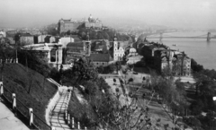 Hungary, Budapest I., kilátás a Királyi Palota (később Budavári Palota) és a Széchenyi Lánchíd felé., 1943, Archiv für Zeitgeschichte ETH Zürich / Agnes Hirschi, Carl Lutz, church, sculpture, monument, walkway, cityscape, Budapest, Fortepan #105626