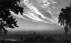 Hungary, Budapest I., kilátás a Duna és a Parlament felé a korábbi brit követség, Táncsics Mihály (Verbőczy) utca 1. teraszáról., 1943, Archiv für Zeitgeschichte ETH Zürich / Agnes Hirschi, Carl Lutz, cityscape, clouds, dawn, silhouette, Budapest, sunrise, steeple, Fortepan #105627