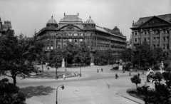 Hungary, Budapest V., Szabadság tér, irredenta emlékhely virágokból és az Irredenta szoborcsoport. Háttérben balra a Zoltán utca, jobbra a Vécsey utca., 1943, Archiv für Zeitgeschichte ETH Zürich / Agnes Hirschi, Carl Lutz, Budapest, Fortepan #105637