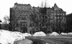 Hungary, Budapest V., Perczel Mór utca - Szabadság tér sarok, az amerikai követség épülete, jobbra a Kiss Ernő utca., 1943, Archiv für Zeitgeschichte ETH Zürich / Agnes Hirschi, Carl Lutz, snow piles, Budapest, Fortepan #105638