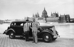 Magyarország, Budapest I., budai alsó rakpart, jobbra Carl Lutz svájci diplomata. Szemben a Parlament., 1943, Archiv für Zeitgeschichte ETH Zürich / Agnes Hirschi, Carl Lutz, amerikai gyártmány, sofőr, aktatáska, Packard-márka, Budapest, sofőrsapka, diplomata jelzés, Fortepan #105641