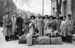 Magyarország, Budapest XII.,Budapest I., a felvétel a Déli pályaudvar előtt készült. Középen Carl Lutz svájci diplomata, háttérben az Alkotás utca házsora., 1942, Archiv für Zeitgeschichte ETH Zürich / Agnes Hirschi, Carl Lutz, hirdetőoszlop, hordár, Kodak-márka, Budapest, poggyász, Fortepan #105658