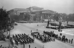 Hungary, Budapest VI.,Budapest XIV., Hősök tere, Szépművészeti Múzeum., 1943, Archiv für Zeitgeschichte ETH Zürich / Agnes Hirschi, Carl Lutz, cop, march, military band, Budapest, bird's eye view, Fortepan #105662