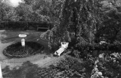 Hungary, Budapest I., Táncsics Mihály (Verbőczy) utca 1., a korábbi brit követség kertje., 1943, Archiv für Zeitgeschichte ETH Zürich / Agnes Hirschi, Carl Lutz, garden, sunbathe, deck chair, Budapest, hands behind the head, Fortepan #105664