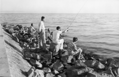 Hungary,Lake Balaton, Siófok, móló, hátratett kézzel Carl Lutz svájci diplomata., 1943, Archiv für Zeitgeschichte ETH Zürich / Agnes Hirschi, Carl Lutz, fishing, pier, Fortepan #105699