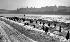 Magyarország, Budapest V., pesti alsó rakpart a Zoltán utca torkolatánál, háttérben a Széchenyi Lánchíd és a budai Vár., 1942, Archiv für Zeitgeschichte ETH Zürich / Agnes Hirschi, Carl Lutz, hómunka, jégzajlás, hókupac, Budapest, Best of, Fortepan #105707