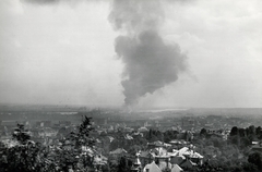 Magyarország, Gellérthegy, Budapest XI., kilátás a Citadellától Lágymányos és a lángoló ipartelep felé., 1944, Archiv für Zeitgeschichte ETH Zürich / Agnes Hirschi, Carl Lutz, háborús kár, bombázás, háztető, füst, Budapest, Fortepan #105712