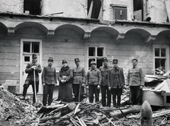 Hungary, Budapest I., a Táncsics Mihály (Verbőczy) utca 1., a korábbi brit követség udvara., 1945, Archiv für Zeitgeschichte ETH Zürich / Agnes Hirschi, Carl Lutz, war damage, cop, radiator, Budapest, Fortepan #105715