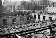 Magyarország, budai Vár, Budapest I., a Táncsics Mihály (Verbőczy) utca 1., a korábbi brit követség, háttérben az egykori Pénzügyminisztérium., 1945, Archiv für Zeitgeschichte ETH Zürich / Agnes Hirschi, Carl Lutz, háborús kár, Budapest, épületkár, Fortepan #105716