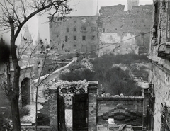 Magyarország, budai Vár, Budapest I., Táncsics Mihály (Verbőczy) utca 1., kilátás a korábbi brit követség teraszáról a Halászbástya felé. Balra a Boldog XI. Ince pápa (Ibolya) utcai kapunál az Iskola lépcső., 1945, Archiv für Zeitgeschichte ETH Zürich / Agnes Hirschi, Carl Lutz, háborús kár, kovácsoltvas kapu, Budapest, Fortepan #105718