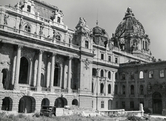 Magyarország, budai Vár, Budapest I., a romos Királyi Palota (később Budavári Palota) a Hunyadi udvar felől nézve., 1945, Archiv für Zeitgeschichte ETH Zürich / Agnes Hirschi, Carl Lutz, háborús kár, járműroncs, Budapest, épületkár, kupola, oszlopsor, balusztrád, Fortepan #105721