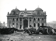 Magyarország, budai Vár, Budapest I., Szent György tér, a Királyi Palota (később Budavári Palota) romos főkapuja., 1945, Archiv für Zeitgeschichte ETH Zürich / Agnes Hirschi, Carl Lutz, háborús kár, járműroncs, Budapest, Fortepan #105722