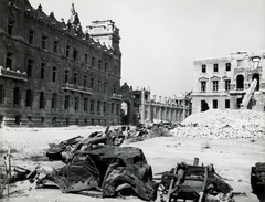 Magyarország, budai Vár, Budapest I., Szent György tér, a József főhercegi palota és a Honvédelmi Minisztérium romos épülete., 1945, Archiv für Zeitgeschichte ETH Zürich / Agnes Hirschi, Carl Lutz, háborús kár, járműroncs, Budapest, Fortepan #105723