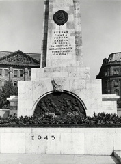 Magyarország, Budapest V., Szabadság tér, szovjet hősi emlékmű., 1949, Archiv für Zeitgeschichte ETH Zürich / Agnes Hirschi, Carl Lutz, dombormű, címer, timpanon, Budapest, cirill írás, Fortepan #105730