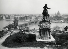 Magyarország, budai Vár, Budapest I., kilátás a Királyi Palotától (később Budavári Palota) az újjáépülő Széchenyi Lánchíd felé, előtérben Savoyai Jenő lovasszobra (Róna József, 1899.)., 1949, Archiv für Zeitgeschichte ETH Zürich / Agnes Hirschi, Carl Lutz, háborús kár, állvány, lovas szobor, Budapest, madártávlat, Fortepan #105731