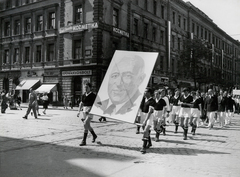 Magyarország, Budapest VI., Teréz körút a Podmaniczky utcától a Nyugati tér irányába nézve., 1949, Archiv für Zeitgeschichte ETH Zürich / Agnes Hirschi, Carl Lutz, kozmetika, futballcsapat, trafik, Rákosi Mátyás-ábrázolás, rövidáru, Budapest, Fortepan #105738