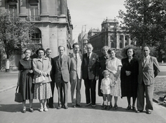 Magyarország, Budapest V., Kossuth Lajos tér, háttérben a Szalay utca. Középen Carl Lutz svájci diplomata., 1949, Archiv für Zeitgeschichte ETH Zürich / Agnes Hirschi, Carl Lutz, Budapest, hátratett kéz, csoportkép, Fortepan #105739