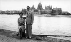 Hungary, Budapest I., budai alsó rakpart, Carl Lutz svájci diplomata és felesége. Szemben a Parlament., 1943, Archiv für Zeitgeschichte ETH Zürich / Agnes Hirschi, Carl Lutz, architectural heritage, Imre Steindl-design, parliament, Neo-Gothic-style, Budapest, Fortepan #105740