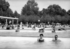 Hungary, Margit Islands, Budapest, Palatinus Strandfürdő, az előtérben Carl Lutz svájci diplomata és felesége., 1943, Archiv für Zeitgeschichte ETH Zürich / Agnes Hirschi, Carl Lutz, pool, thermal bath, Fortepan #105741