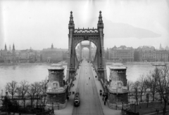 Hungary, Budapest V.,Budapest I., Erzsébet híd a Gellérthegyről nézve., 1943, Archiv für Zeitgeschichte ETH Zürich / Agnes Hirschi, Carl Lutz, bridge, tram, crest, Danube, eclectic architecture, Budapest, suspension bridge, bird's eye view, BSzKRt 3600 series, Duna-bridge, Antal Kherndl-design, Aurél Czekelius-design, bicycle, Fortepan #105750